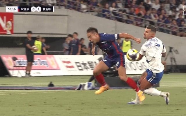 嘘だろ？日本代表DFを吹っ飛ばしてボール強奪「長友を吹き飛ばすのはすごいな」強烈マッチアップで競り勝ったベルギー人MFのデュエルに脚光