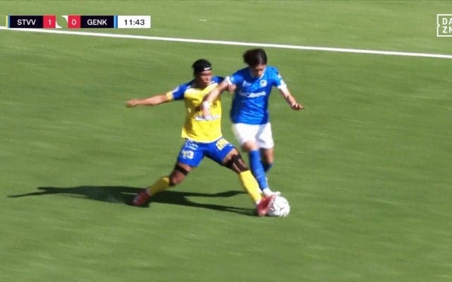 伊東純也を止めた！23歳日本人DFの“ハードディフェンス”に称賛の声「森保監督へのアピールになりそう」「良いタックル」