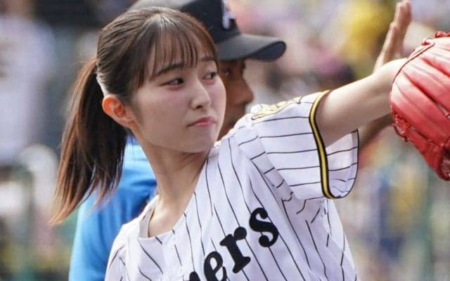 大胆投球→倒れ込み赤面…人気女子アナがSNSで報告　大役にファン虜「絶世の美女」
