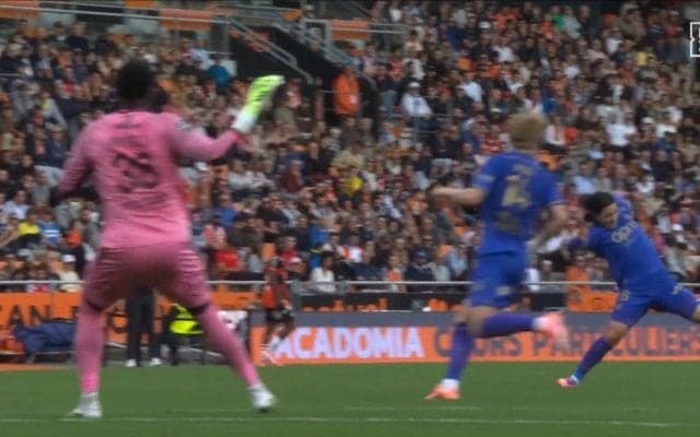 南野拓実、相手GKのパスミスに超速反応「狙ってたな」すかさずパスカット→虚をつくループシュートを放った瞬間