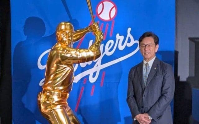 黄金の“大谷翔平”お披露目…栗山英樹氏は「頑張ってきた証」　等身大の像に「凄くうれしい」