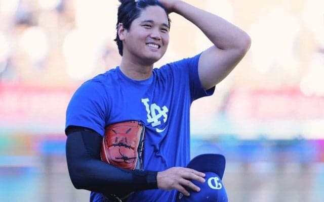 大谷翔平、爽やかホワイト系コーデで球場入り　PO初戦に颯爽と登場…MLB公式も注目