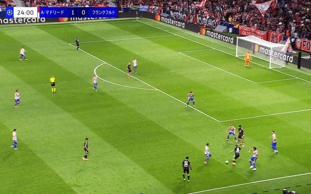 【CL】堂安律の“無双ボールキープ”が「上手いし強い」「あんなに囲まれて取られないの？」ダブルタッチなどでアトレティコの４人ブロックを無力化