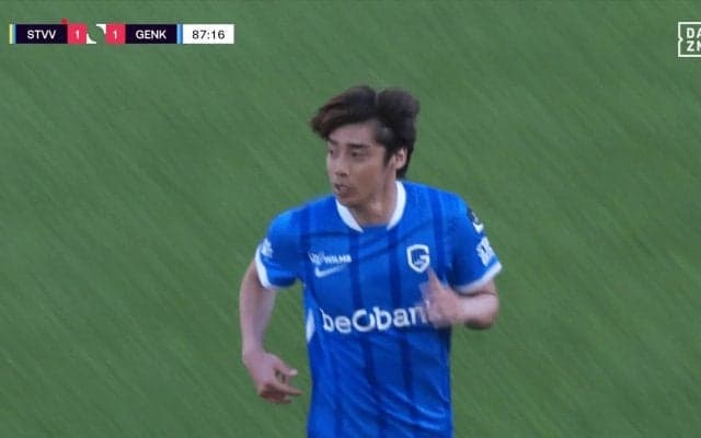 爆竹の投げ入れ、燃え盛る発煙筒…伊東純也ら日本人８選手出場のダービーが大荒れ！サポーターの愚行で試合中断「やりすぎだろ」「水を差すな」SNS騒然