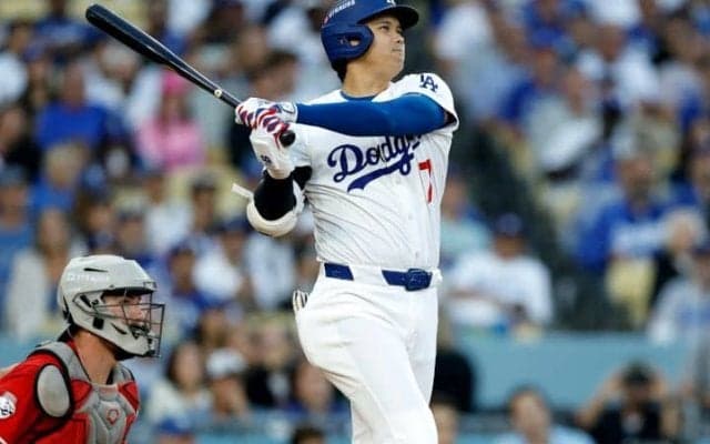 「これがMVPの実力だ！」大谷翔平PS初の1試合2発、先頭打者アーチに138メートル特大弾…圧巻のムーンショットに米驚愕「まさに破壊的だ」