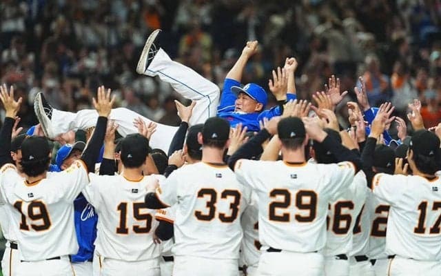 引退の中田翔に巨人が“粋な計らい”　花束贈呈＆両軍で胴上げ…東京Dも「中田コール」