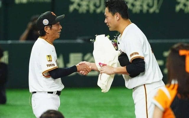 田中将大に連続サプライズ　明石家さんまが登場…ブレザー贈呈には坂本勇人、場内大歓声