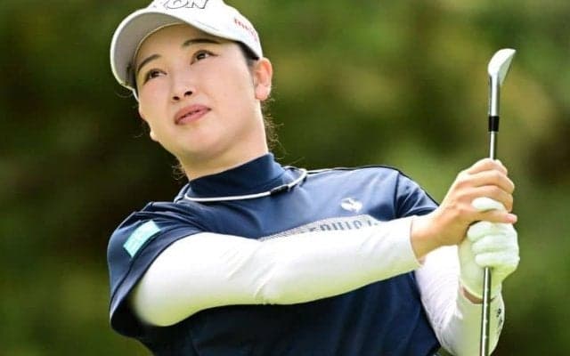 トップ女子プロの痛々しいギプスと笑顔の“指ハート”　左手首手術の小祝さくらにエール続々「サクラは春に花を咲かせます」