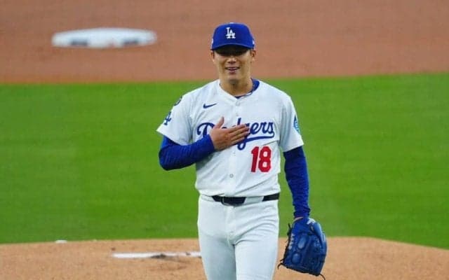 痛恨失策の直後…テオが山本由伸に“謝罪”　ベンチで抱き寄せ→ギュッとハグ
