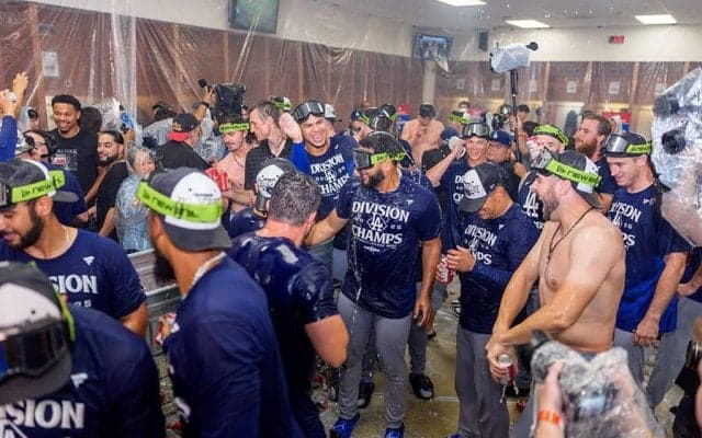 大谷翔平、アイアトン通訳から“攻撃”　シャンパンファイトでびしょ濡れに…シリーズ突破に笑顔