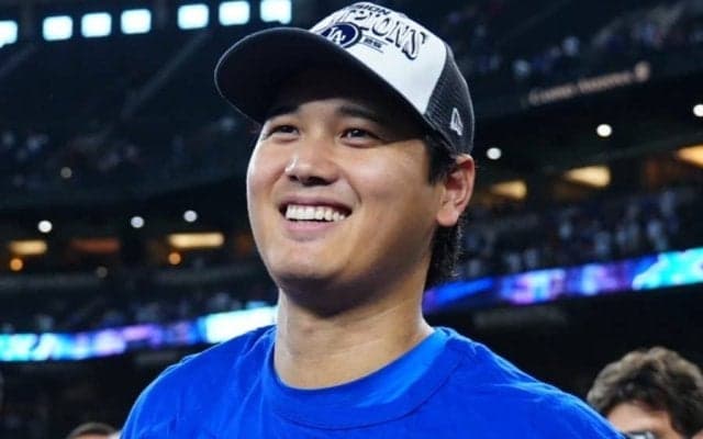 大谷翔平、シャンパンファイトで笑顔　山本由伸＆佐々木朗希も…地区S進出に貢献