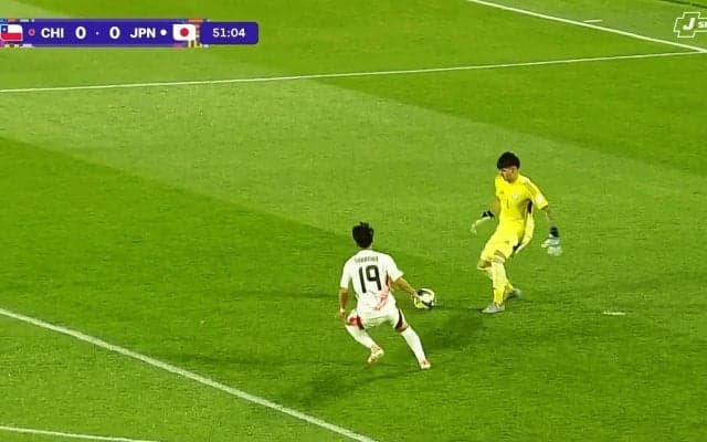 相手GKが動揺…U-20日本代表FWが爆速すぎる！二度追いプレス→ボール奪取に敵地騒然「高岡伶颯の前プレめっちゃ良かった」