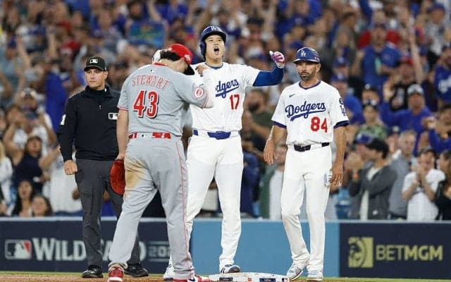 何が起きた…？ 大谷翔平、ヒット直後に“まさかの行動”「鳥肌立った」 ベンチに向けたリアクションが話題に「痺れるな…」「ガチモードやん」