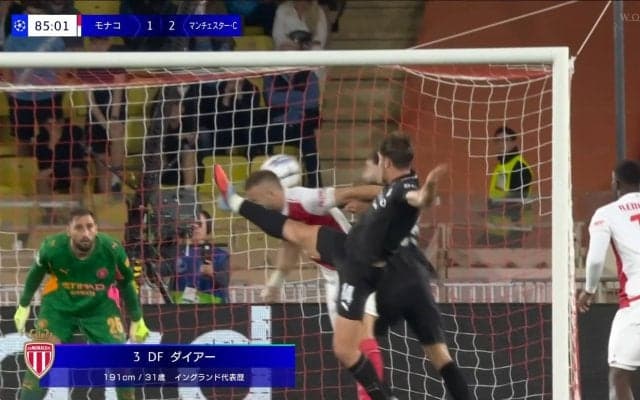 危険！顔面ハイキックを受けてPK獲得「痛そうすぎる」「突っ込んで来てるやんけ」南野拓実の同僚DF“決死のディフェンス”が話題