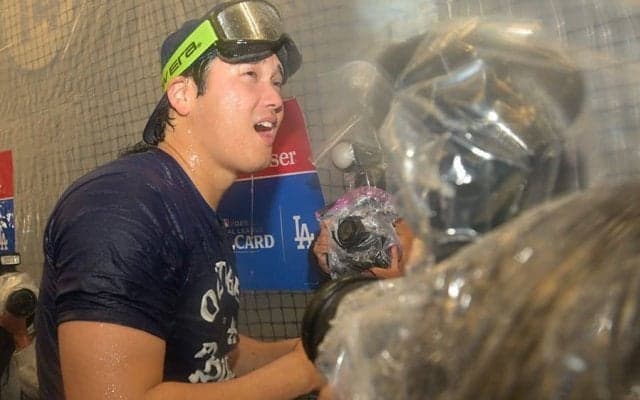 佐々木朗希の首裏掴み…暴れ狂う大谷翔平が「クソガキすぎる」　容赦ない行動に爆笑の渦