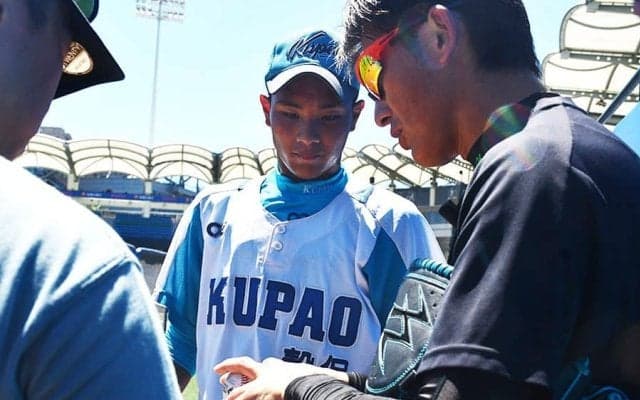 「台湾の大阪桐蔭」で元オリ左腕が野球教室　始球式では“世界一美しい”フォームを披露
