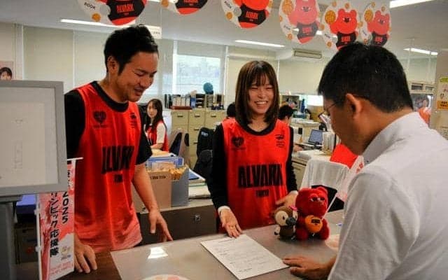 B1アルバルク東京を応援　新ホームの江東区職員がTシャツで業務