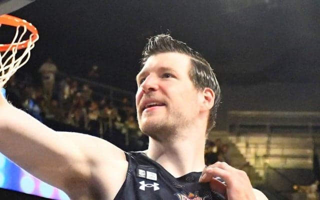 【Bリーグ10年目の開幕】「沖縄愛」を胸に琉球のリング下で体を張るジャック・クーリー　「キングスのファンは世界一だよ」