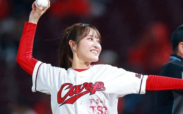 雨天の広島に降臨した美女の“正体”　ポニテふわりの豪快投球…ノーバウンドに笑顔
