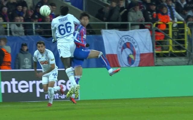 「レッドやろ」鎌田大地、顔面に強烈エルボー直撃「めちゃくちゃ痛そう」空中戦で後方から危険な体当たりを受けた瞬間