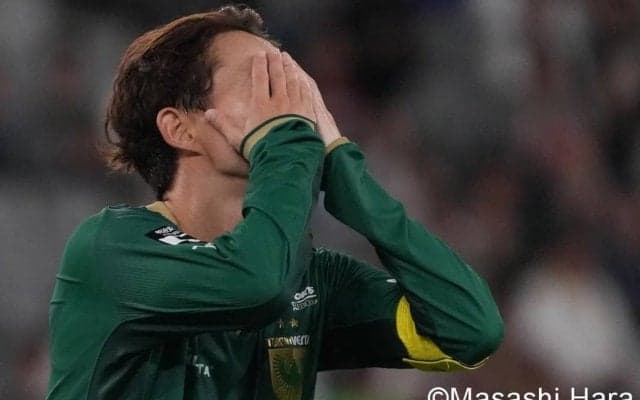 緑の軍団が執念の波状攻撃！ 東京VエースFW染野唯月のゴールに主将MF森田晃樹が魂のガッツポーズ！｢全員の気持ちが乗り移った｣値千金弾でJ1残留へ大きく前進