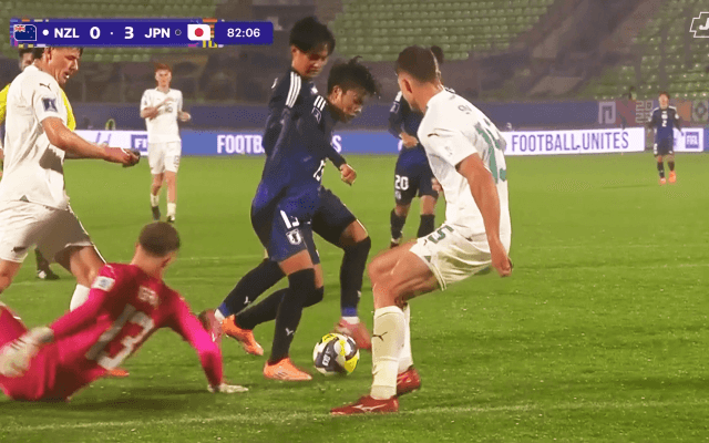 敵GK＆DFが唖然…U-20日本代表MF、“足裏フェイント”からスーパーゴール！「鎌田かよ」「完璧すぎて笑う」「冷静の権化」石井久継がW杯で圧巻2ゴール目