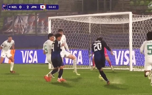 「ぶち込んだ！」U-20日本代表MFが“股抜き強烈ショット”に敵ガックリ「撃ったからこそ生まれた」平賀大空がオウンゴール誘発の強烈弾