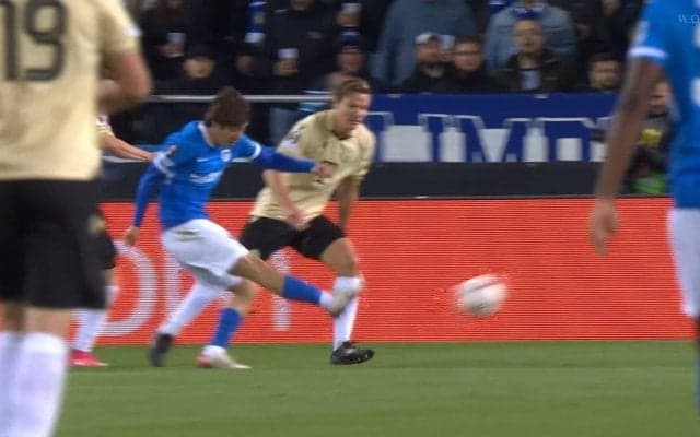 相手GKも愕然...伊東純也、爆速ドリブルからの守備2枚抜きカットインシュートにスタジアム大喝采