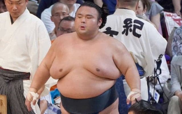 「新入社員の初出勤？」幕内優勝4度の元大関がマゲに別れ　整髪後の姿に大反響「むっちゃ凛々しい」「『少年』と呼んでも…」