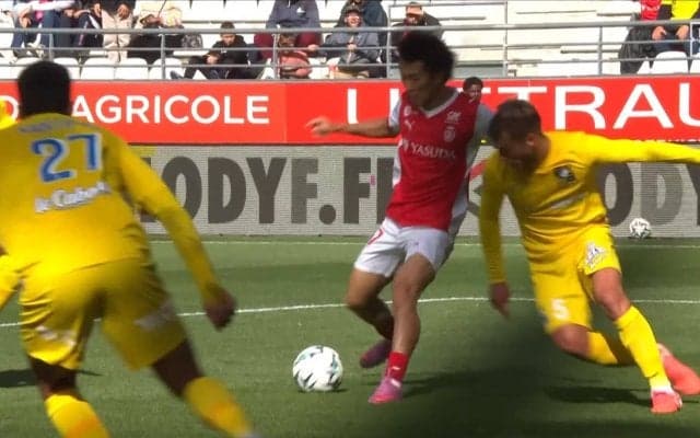 「2部のレベルじゃない」日本代表MFが“ひとり完結”の圧巻フィニッシュ「無双しとる」30mドリブル独走→相手2枚翻弄の連続キックフェイント