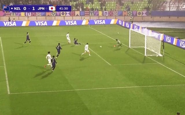 超反応！17歳日本代表GKの“左手１本ビッグセーブ”が「弾く位置も完璧」「若林源三だ」荒木琉偉が大ピンチを救った瞬間【U-20W杯】