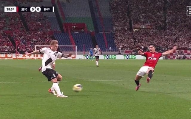 「何やってんだよ」浦和DF、痛恨\"ハンド\"でPK献上「手を広げてるもんな」スライディングのクロス対応にファンから厳しい声