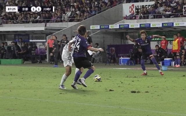 「暴れん坊だな」14分間でイエロー2枚→退場処分に「何しに出てきたんだ」「なかなかロック」途中出場の川崎FW、不要なアフタータックルでカードをもらった瞬間