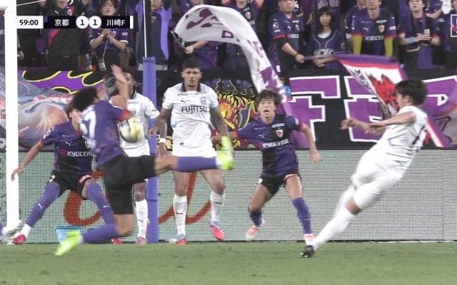 「厳しすぎやろ」肘をかすめたシュートブロックが“ハンド”でイエローカード「不運」「あれで取られるのか」ファンは不満の声