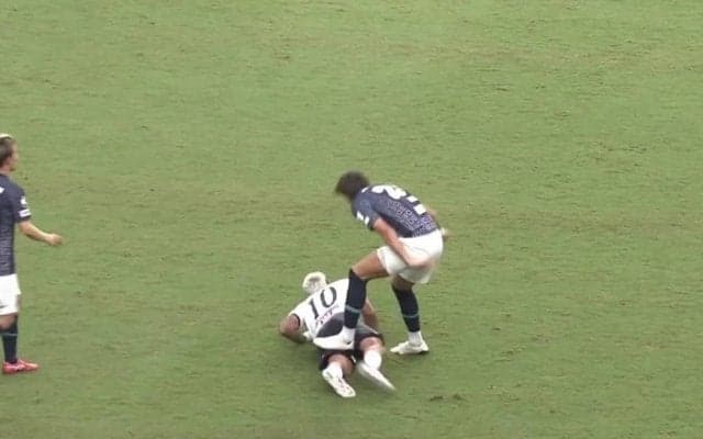 お咎めなし…？日本代表DFが空中戦で競り合い→相手の太ももを踏みつけて「やりやがったな」「これは避けられない」ファンの意見が真っ二つ