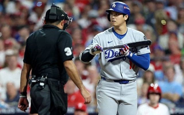 一体、何が起きた…！？ 大谷翔平の打席で“想定外のハプニング”「審判怒ってる？」「シャレにならん」相手捕手に異変→まさかの衝撃展開に