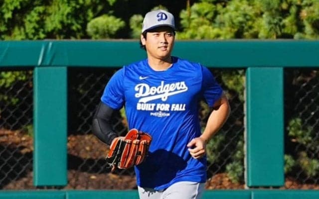 大谷翔平が外野手準備？　中堅で背走キャッチ、送球の動作も…軽快な動きに報道陣騒然
