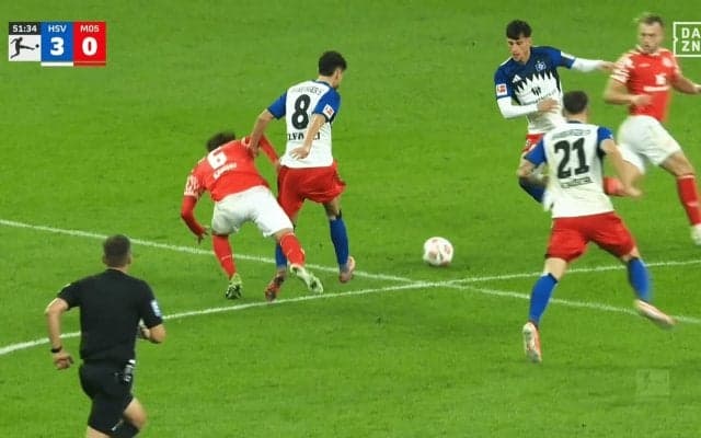 「ひどい判定」佐野海舟の失点関与が物議…「ファウルないの？」激しい体当たりがノーホイッスルでファン疑問視