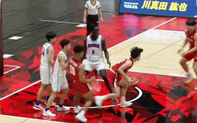 「騙された！」高校2年生PG、圧巻のシュートキャンセルから神パスの一部始終　200センチの壁を攻略したプレーにファン騒然