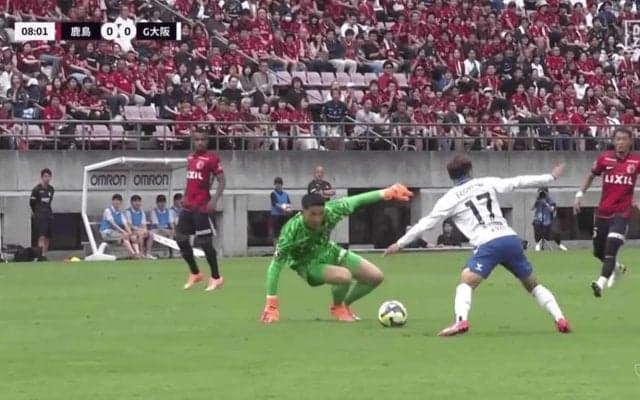 「そりゃ選ばれる」日本代表選出の鹿島GK、あわやDOGSOの豪胆スライディングで裏抜け阻止「度胸すごいわ」ピンチを凌いだスーパープレイに大絶賛