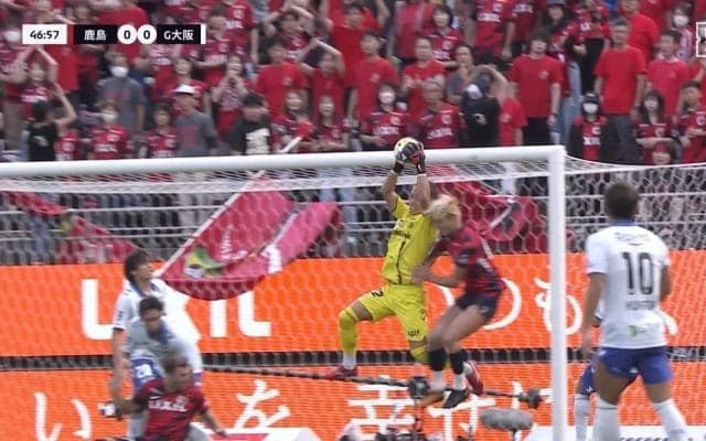 「吹っ飛んだぞ」鈴木優磨、空中戦で相手GKに顔面衝突「大丈夫か？」頭部強打もプレー続行で心配の声
