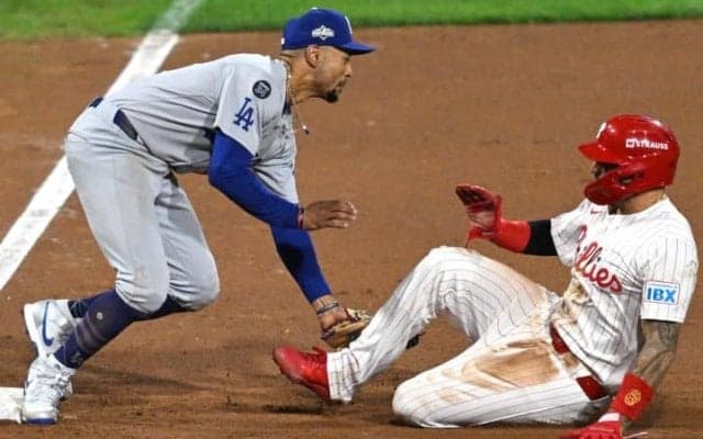 最終回“送りバント采配”に物議　トムソン監督「データに基づいた決断」も地元紙は批判「流れを手放した」