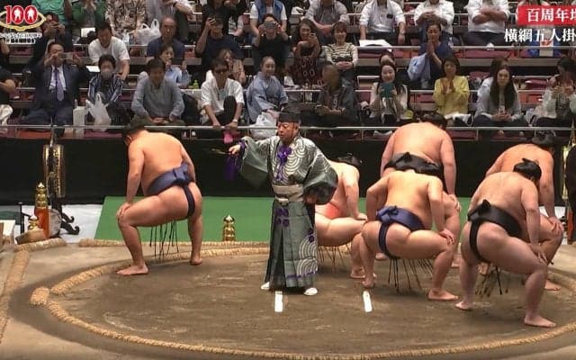 「脳がバグるw」「横綱危うし」衝撃の光景に館内どよめきと笑い 元若乃花「普通の稽古でも大変なのに…」“横綱五人掛かり”に驚き