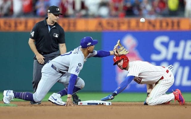 一体、何が起きた…！？ 佐々木朗希の投入直前に“まさかの光景”「ヤバすぎ」「これはビビる」ベッツに“異変”→想定外のプレーで神展開