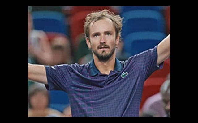 メド 死闘制し3度目の正直