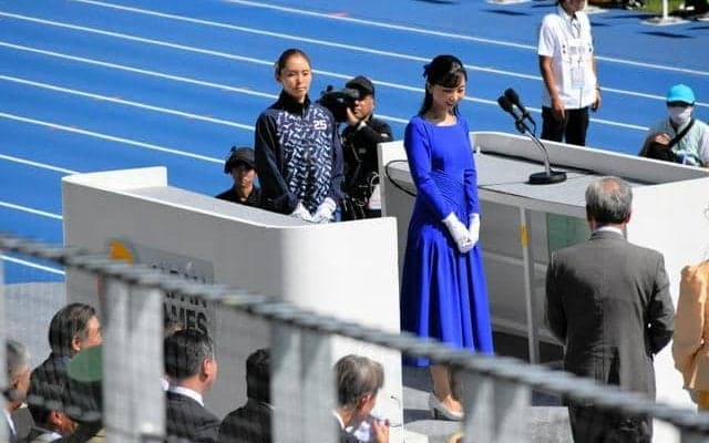 滋賀の国スポ閉会　天皇杯と皇后杯　佳子さまが手渡す