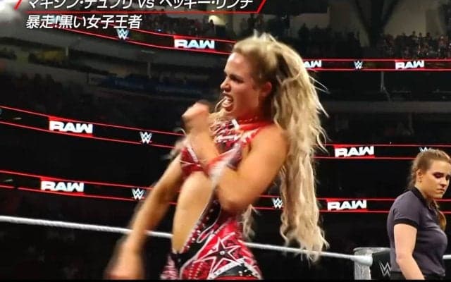 「脱ぐんかい！」元チアの“網タイツ”美人レスラー、気合の所作に「セクシーだ」ファン騒然