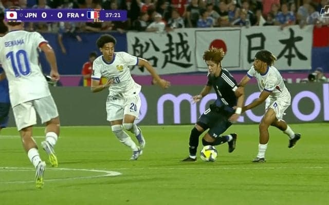 騒然！日本代表10番が“フランス翻弄”「ファウルでしか止められない」「レベチだな」大関友翔が絶品ターン→ユニ掴んだ相手MFに警告【U-20W杯】