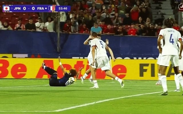 「審判は甘えすぎでは？」日本代表10番が“体当たりタックル”に怒り…「流しすぎ」「FVSの難しさ」PK＆ファウルなしにSNSも騒然【U-20W杯】