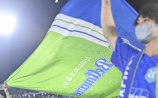 泥沼脱出へ勝利祈願!? 大人気のお世話人形『メルちゃん』が湘南ユニフォーム姿で｢もはや大玉転がし｣のドリブル披露！｢サイズ感かわいすぎる｣｢ボール蹴れる？｣